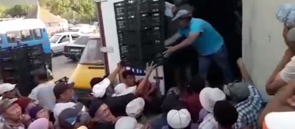 Жети-Өгүздө өрүк сатуу машакатка айланды. Багбандардын ящик талашкан видеосу Жети-Өгүздө өрүк сатуу машакатка айланды. Багбандардын ящик талашкан видеосу - Sputnik Кыргызстан