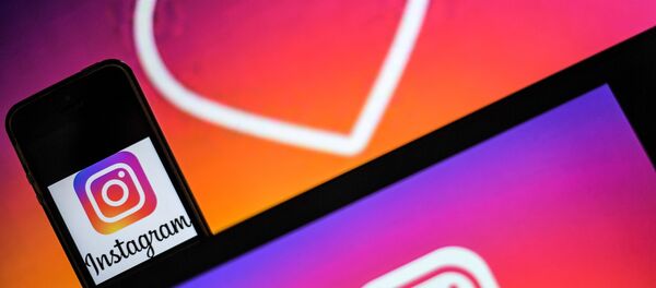 Логотип социальной сети Instagram на экране смартфона и телефона. Архивное фото - Sputnik Кыргызстан