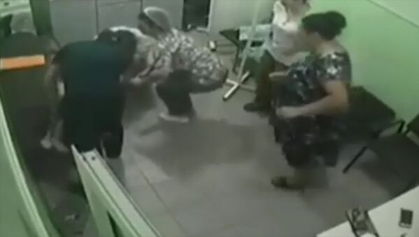 Врач реанимировал малыша на глазах у родителей — видео из Ташкента - Sputnik Кыргызстан