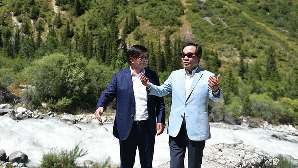 Премьер-министр Мухаммедкалый Абылгазиев и Премьер-министр Кореи Ли Нак Ён посетили ущелье Ала-Арча - Sputnik Кыргызстан