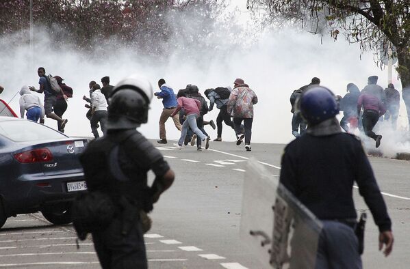Полиция применяет слезоточивый газ против студентов-демонстрантов в Питермарицбурге, ЮАР - Sputnik Кыргызстан