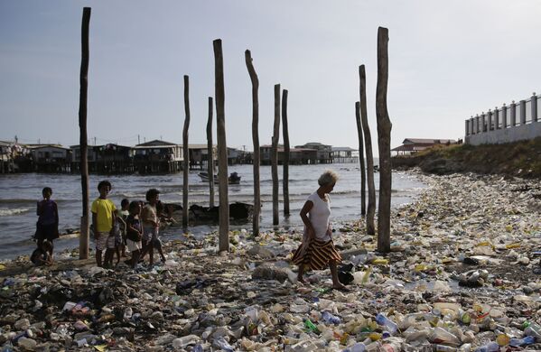 Замусоренный пляж в Порт-Морсби, столице Папуа - Новой Гвинеи - Sputnik Кыргызстан