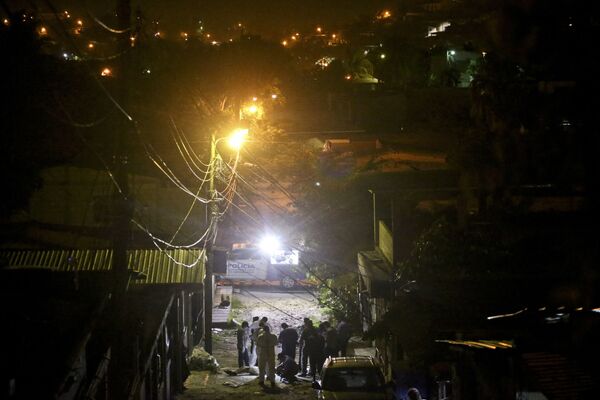 Полицейские на месте убийства молодого юноши в районе Chamelecon города Сан-Педро-Сула, Гондурас - Sputnik Кыргызстан
