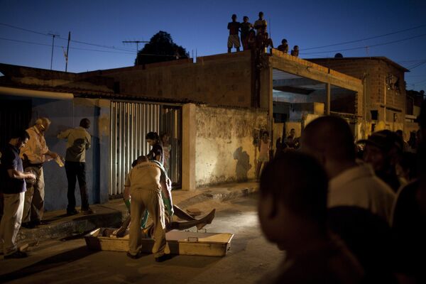 Работники морга забирают тело мужчины, погибшего во время стрельбы в районе Итинга в Сальвадоре, Бразилия - Sputnik Кыргызстан