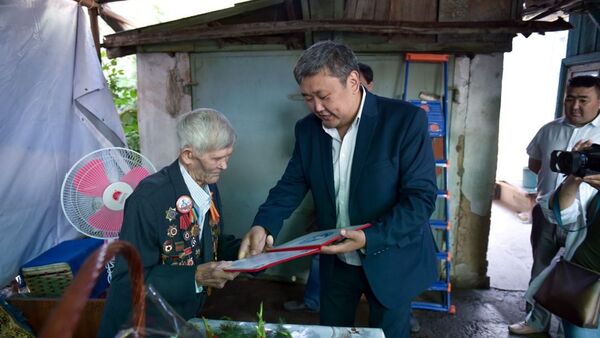 Поздравление ветерана ВОВ Поломошнова Петра в Бишкеке - Sputnik Кыргызстан