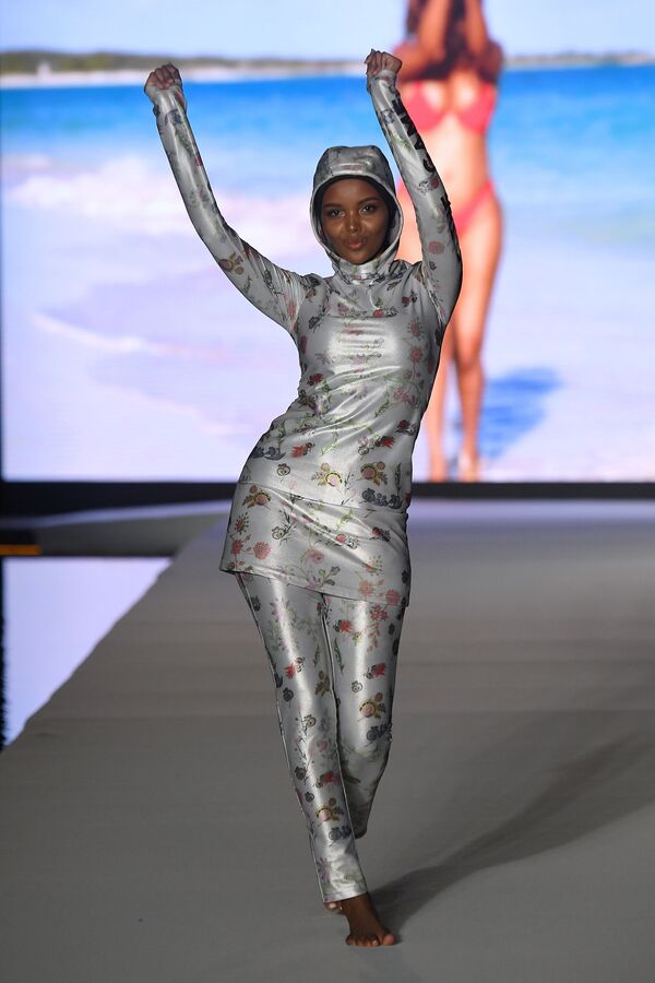 Модель Халима Аден на Неделе пляжной моды в Майами - Sputnik Кыргызстан