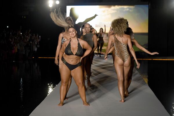 Модели во время презентации коллекции 2019 Sports Illustrated Swimsuit  на Неделе пляжной моды в Майами  - Sputnik Кыргызстан