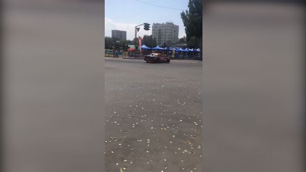 Бишкекте дрифт боюнча чемпионат учурунда автоунаа элди көздөй кирип кетти. Видео - Sputnik Кыргызстан