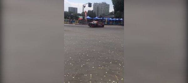 Бишкекте дрифт боюнча чемпионат учурунда автоунаа элди көздөй кирип кетти. Видео - Sputnik Кыргызстан