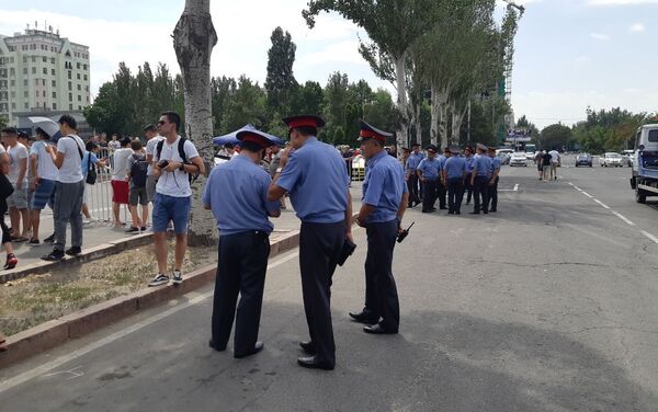  Также присутствуют сотрудники милиции, которые оформляют протокол и опрашивают свидетелей - Sputnik Кыргызстан