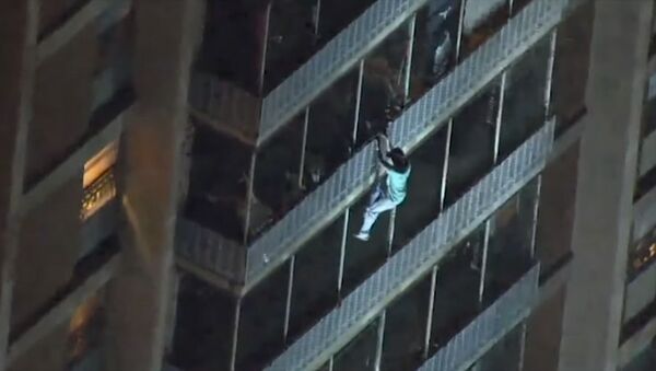 Как человек-паук — мужчина, спустился с 19-этажного здания по балконам. Видео - Sputnik Кыргызстан