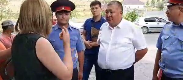 Как замглавы МВД не пустили в дом Атамбаева — видео - Sputnik Кыргызстан