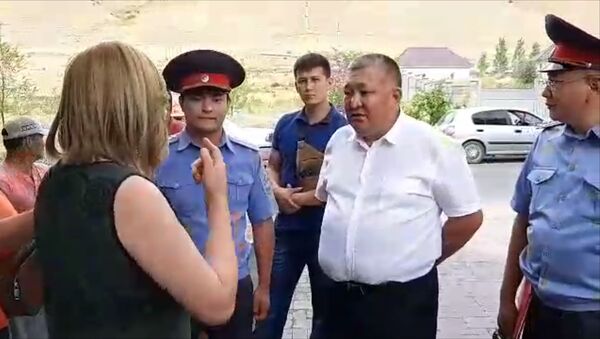 Как замглавы МВД не пустили в дом Атамбаева — видео - Sputnik Кыргызстан