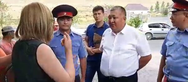 Атамбаевдин үйүнө кире албай койгон министрдин орун басары. Видео - Sputnik Кыргызстан