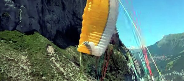Экстремал снял на видео свое крушение на параплане в горах Швейцарии - Sputnik Кыргызстан