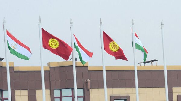 Флаг Кыргызстана и Таджикистана. Архивное фото - Sputnik Кыргызстан
