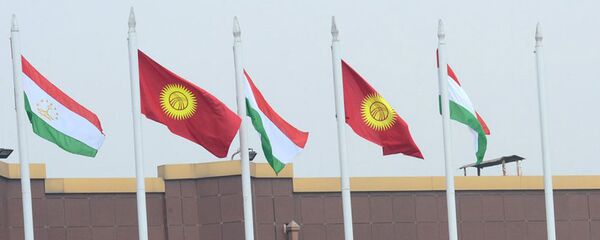 Флаги Кыргызстана и Таджикистана. Архивное фото - Sputnik Кыргызстан