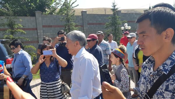 Экс-президент Алмазбек Атамбаев выехал из дома в селе Кой-Таш в сторону авиабазы ОДКБ в Канте - Sputnik Кыргызстан