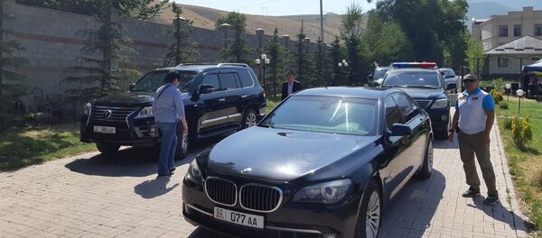 Ситуация на территории дома бывшего президента Алмазбека Атамбаева в Кой-Таше Ситуация на территории дома бывшего президента Алмазбека Атамбаева в Кой-Таше - Sputnik Кыргызстан