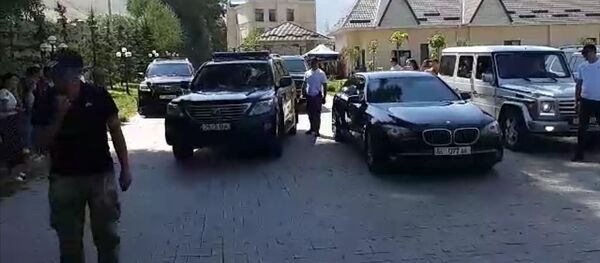 Алмазбек Атамбаевди коштогон кортеж Кантты көздөй кетти. Видео - Sputnik Кыргызстан