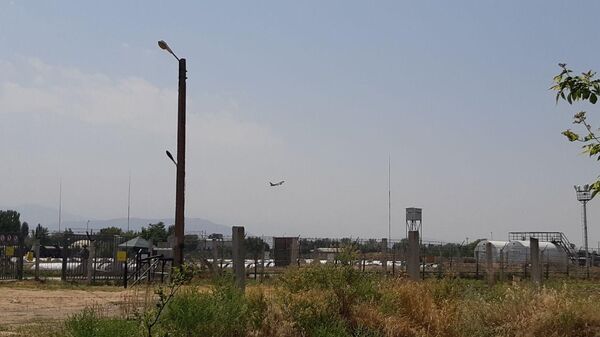 Алмазбек Атамбаев Канттагы авиабазадан Москвага жөнөп кетти. Учактагы сүрөт - Sputnik Кыргызстан