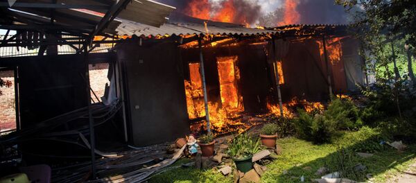 Полыхающий дом. Архивное фото Полыхающий дом. Архивное фото - Sputnik Кыргызстан