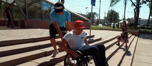 Арабадагы майып Бишкектин бир да имаратына кире албай... Көйгөйлүү видео - Sputnik Кыргызстан