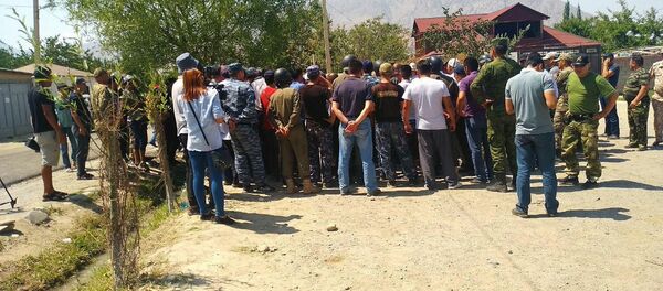 Местные жители и сотрудники МВД на кыргызско-таджикской границе в Баткенской области - Sputnik Кыргызстан