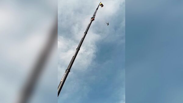 Мужчина упал с высоты 100 метров — лопнули канаты аттракциона. Видео - Sputnik Кыргызстан