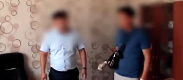 Алган парасын кагаздардын арасына катып... Баткенде сот аткаруучу кармалды. Видео Алган парасын кагаздардын арасына катып... Баткенде сот аткаруучу кармалды. Видео - Sputnik Кыргызстан