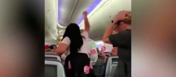 Посмотрел на другую — девушка устроила парню скандал в самолете. Видео - Sputnik Кыргызстан