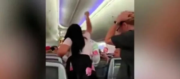 Посмотрел на другую — девушка устроила парню скандал в самолете. Видео Посмотрел на другую — девушка устроила парню скандал в самолете. Видео - Sputnik Кыргызстан