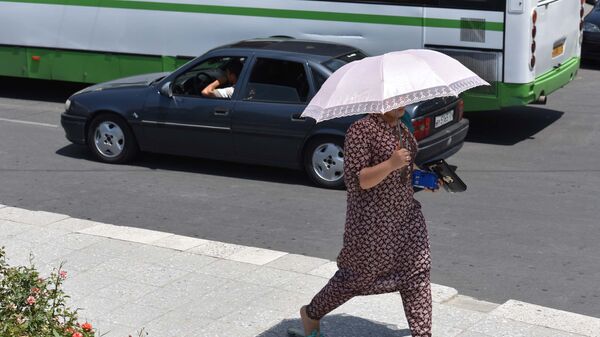 Женщина с зонтом идет по улице. Архивное фото - Sputnik Кыргызстан