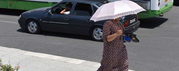 Женщина с зонтом идет по улице. Архивное фото Женщина с зонтом идет по улице. Архивное фото - Sputnik Кыргызстан