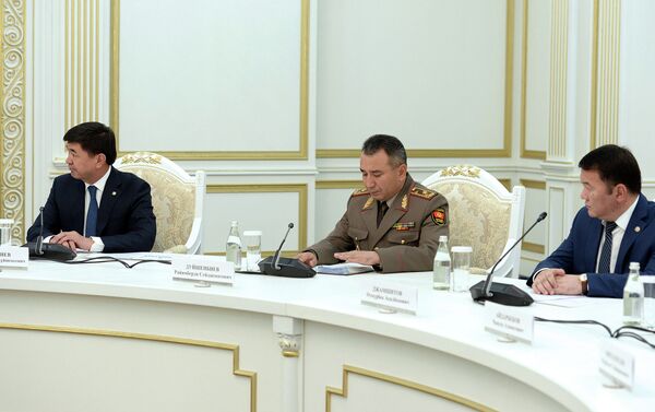 Жээнбеков заявил, что обеспечение безопасности на границе, развитие приграничного сотрудничества с соседними странами, создание максимально комфортных условий для жителей приграничных районов Кыргызстана остается одним из приоритетов государственной политики - Sputnik Кыргызстан