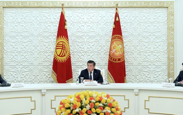 Он обратил внимание на необходимость улучшения инфраструктуры и решения социально-экономических проблем приграничных сел и районов. - Sputnik Кыргызстан
