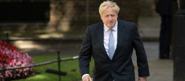 Премьер-министр Борис Джонсон направляется к резиденции на Даунинг-стрит, 10, чтобы выступить со своей первой речью в новой должности. - Sputnik Кыргызстан