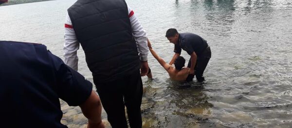 Караколдун Пристань айылында суунун жээгинде кызмат өтөп жаткан туристтик милициянын үч кызматкери чөгүп бара жаткан 22 жаштагы жигитти куткарып калды - Sputnik Кыргызстан