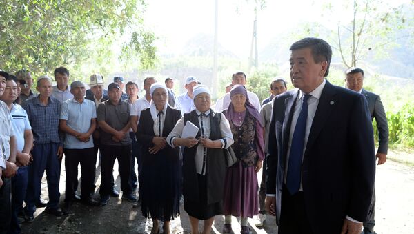Президент Сооронбай Жээнбеков Ак-Сай айылында жергиликтүү тургундар менен жолугушуу учурунда - Sputnik Кыргызстан
