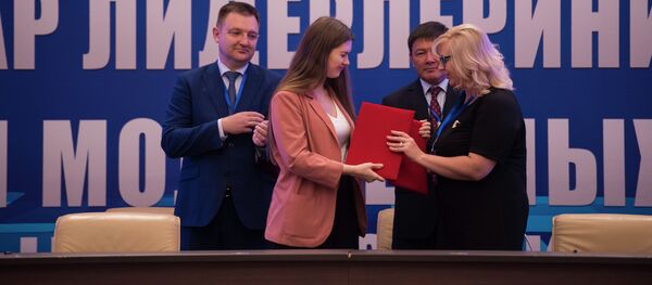 Церемония подписания документов на форуме молодежных лидеров Кыргызстана и России в Бишкеке - Sputnik Кыргызстан