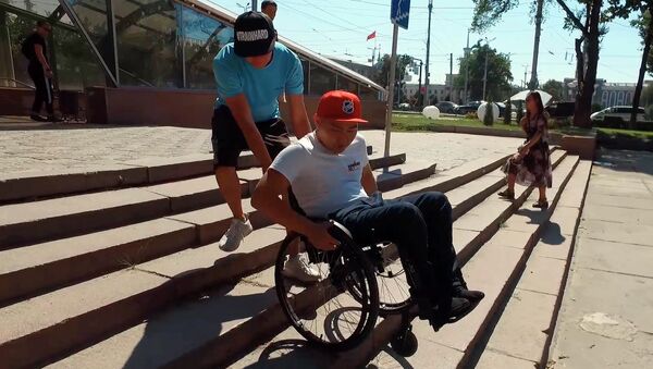 Бишкекчанин на коляске устроил экзамен пандусам в городе. Видео - Sputnik Кыргызстан