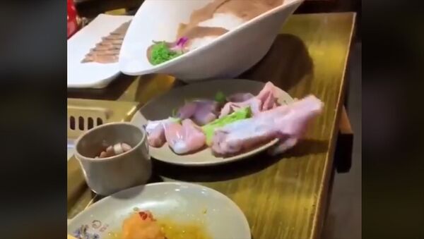 Куриная грудка ожила на тарелке — у женщины началась истерика. Видео - Sputnik Кыргызстан