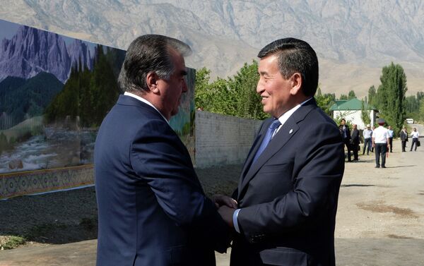 Президенты Кыргызстана и Таджикистана Сооронбай Жээнбеков и Эмомали Рахмон встретились с жителями приграничных районов, а после обсудили в Исфаре вопросы двустороннего сотрудничества - Sputnik Кыргызстан
