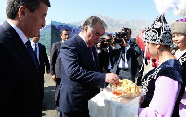 Краткосрочный рабочий визит президента КР Сооронбая Жээнбекова в Исфару (Таджикистан) - Sputnik Кыргызстан