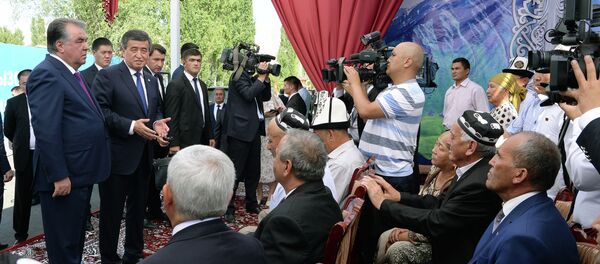 Краткосрочный рабочий визит президента КР Сооронбая Жээнбекова в город Исфару - Sputnik Кыргызстан