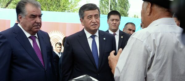 Краткосрочный рабочий визит президента КР Сооронбая Жээнбекова в город Исфару Краткосрочный рабочий визит президента КР Сооронбая Жээнбекова в город Исфару - Sputnik Кыргызстан