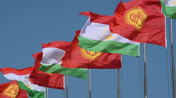 Кыргызстандын жана Тажистандын желектери. Архив - Sputnik Кыргызстан