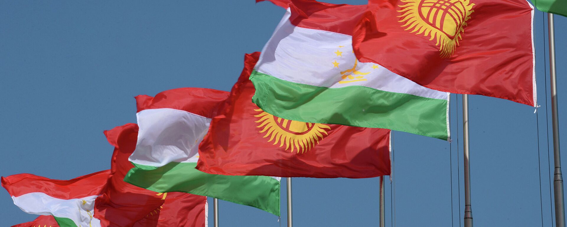 Флаги Кыргызстана и Таджикистана. Архивное фото - Sputnik Кыргызстан, 1920, 14.06.2023