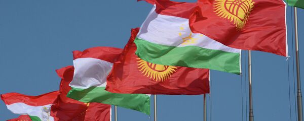Флаги Кыргызстана и Таджикистана. Архивное фото - Sputnik Кыргызстан
