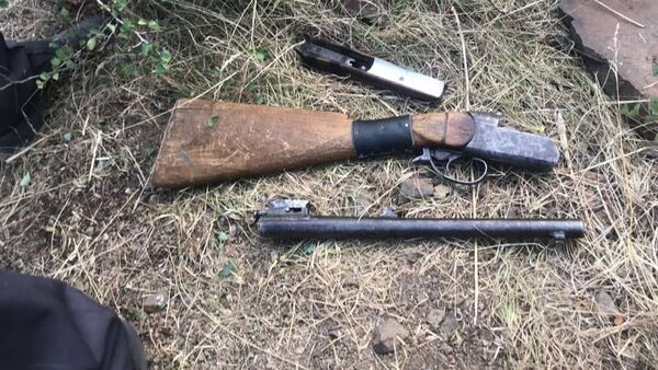 В Чуйской области недалеко от кыргызско-казахской границы обнаружили тайник с охотничьим оружием - Sputnik Кыргызстан